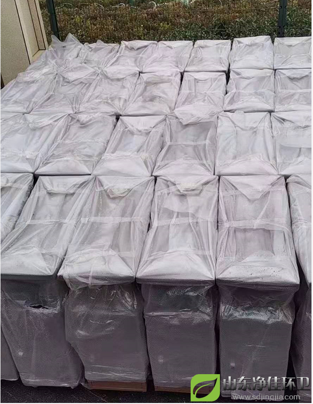 不銹鋼本身耐空氣、蒸汽、水等弱腐蝕介質和酸、堿、鹽等化學浸蝕性介質腐蝕，所以不銹鋼垃圾桶耐用性高加上外面的烤漆工藝使得垃圾桶的防腐能力更加強。  烤漆工藝是將戶外粉末通過高壓靜電設備充電，在電場的作用下，將涂料噴涂到金屬垃圾桶的表面，粉末會被均勻地吸附在工件表面，形成粉狀的涂層；而粉狀涂層經過高溫烘烤后流平固化，顆粒會融化成一層致密的效果各異的最終保護涂層；牢牢附著在垃圾桶表面，具有防腐防銹的特點.  一、不粘性：幾乎所有物質都不與特氟龍涂膜粘合。很薄的膜也能顯示出很好的不粘附性能。   二、耐熱性：特氟龍涂膜具有優良的耐熱和耐低溫特性。短時間可耐高溫到300℃，一般在240℃~260℃之間可連續使用，具有顯著的熱穩定性，它可以在冷凍溫度下工作而不脆化，在高溫下不融化。   三、滑動性：特氟龍涂膜有較低的摩擦系數。負載滑動時摩擦系數產生變化，但數值僅在0.05-0.15之間。   四、抗濕性：特氟龍涂膜表面不沾水和油質，生產操作時也不易沾溶液，如粘有少量污垢，簡單擦拭即可清除。停機時間短，節省工時并能提高工作效率。   五、耐磨損性：在高負載下，具有優良的耐磨性能。在一定的負載下，具備耐磨損和不粘附的雙重優點。   六、耐腐蝕性：特氟龍幾乎不受藥品侵蝕，可以保護零件免于遭受任何種類的化學腐蝕。  所以這款不銹鋼烤漆垃圾桶更防腐，耐腐蝕，更堅固，使用時間更長久不易損壞。